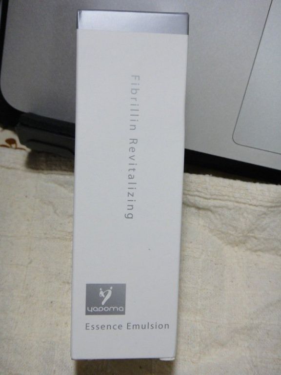 女人知己 試用 一抹 化水 輕負擔 保養 yadoma 水母 膠原 蛋白 賦活 精華乳 拉絲效果 燈塔水母 第五型膠原蛋白 補水 保水 儲水 chialo