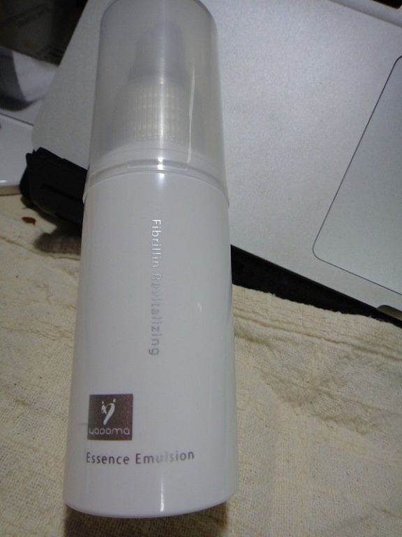 女人知己 試用 一抹 化水 輕負擔 保養 yadoma 水母 膠原 蛋白 賦活 精華乳 拉絲效果 燈塔水母 第五型膠原蛋白 補水 保水 儲水 chialo